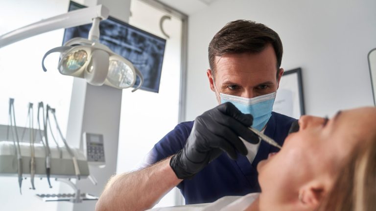 Entenda qual é o trabalho do instrumentador na Odontologia