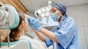 Pacientes da terceira idade: qual a melhor forma de atendê-los?