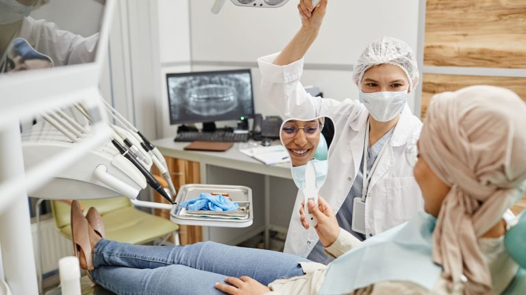 Por que nosso sorriso envelhece? Veja 3 mudanças