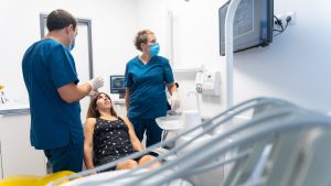 Tenho mesmo que escovar os dentes antes de dormir?