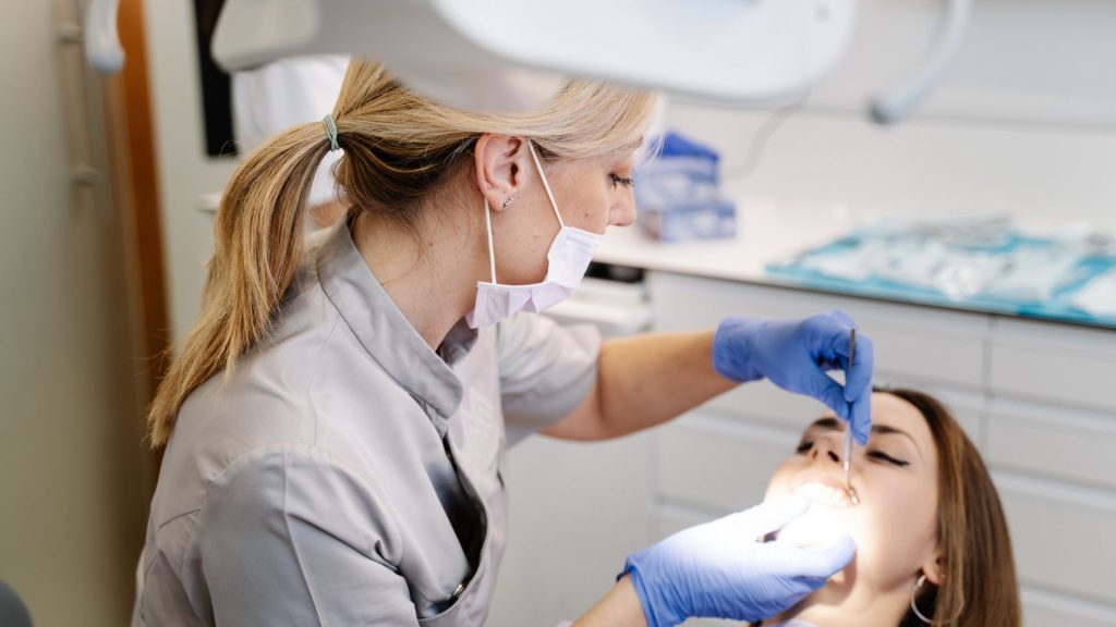 Dente não é abridor! Veja os prejuízos para o sorriso