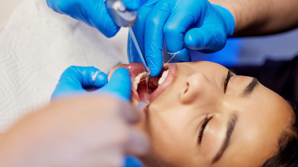 Como uma auxiliar de dentista deve se vestir?