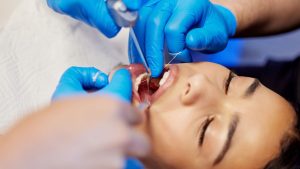 Como uma auxiliar de dentista deve se vestir?