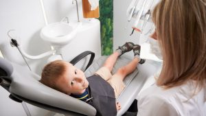 Por que você deve contratar um auxiliar de dentista já