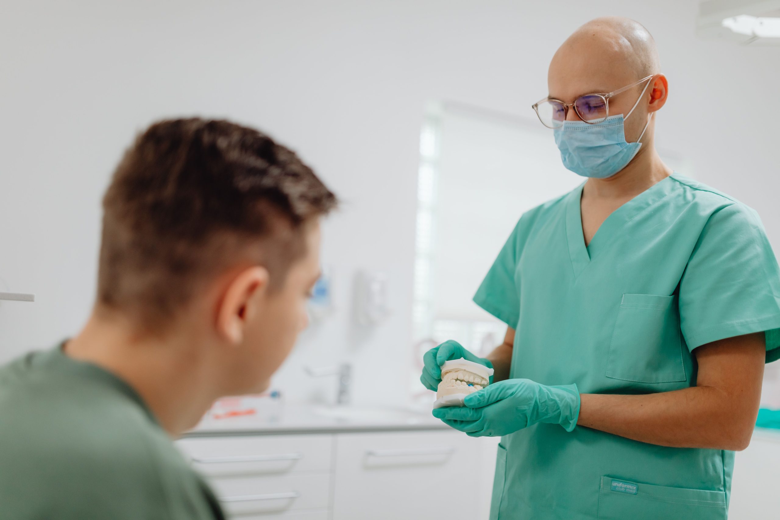 Curso de Odontologia UEPG ou Auxiliar de Saúde Bucal: qual caminho faz mais sentido para você?